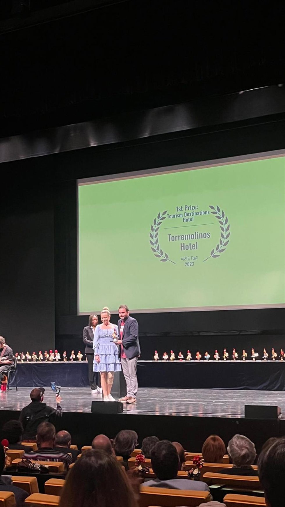El director de 'Hotel Torremolinos' recibe el premio en el Festival Art&Tur de Portugal