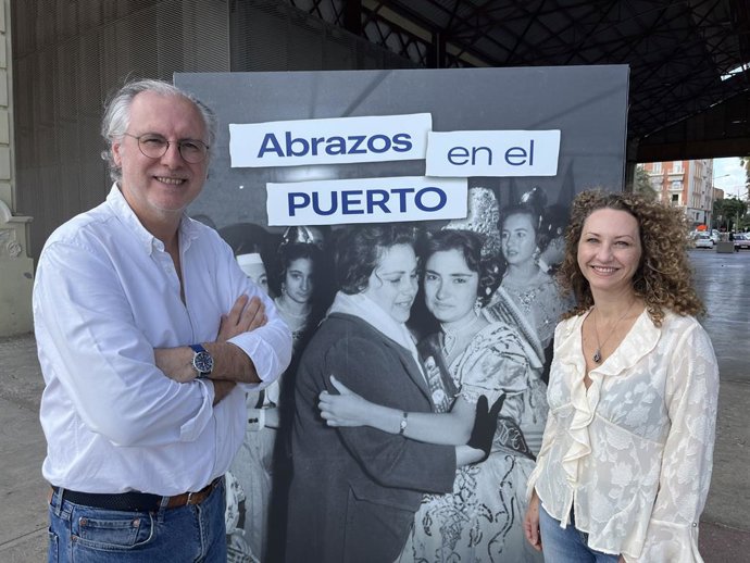 'Abraades En El Port' Una Exposición Fotográfica 'Al Aire Libre' Que Se Ubica A Lo Largo Del Tinglado Número 2, Junto Al Edificio Del Reloj
