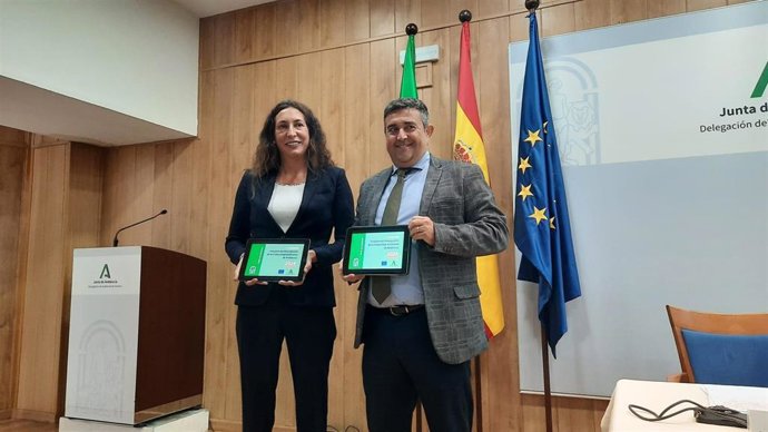 La consejera de Inclusión Social, Juventud, Familias e Igualdad, Loles López, y el delegado de la Junta en Huelva, José Manuel Correa, en la presentación de los Presupuestos 2024 de la Junta para la provincia onubense.