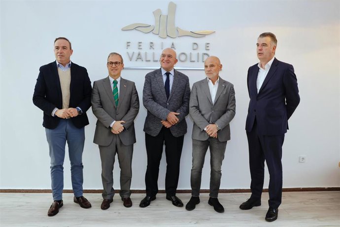 De izquierda a derecha: el vicepresidente de la Diputación de Valladolid, Víctor Alonso; el consejero de Industria, Mariano Veganzones; el alcaldeJesús Julio Carnero; el presidente de la Cámara, Víctor Caramanzana; y el director general de la Feria