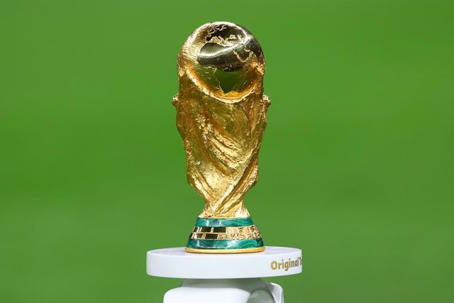 Archivo - 18 December 2022, Qatar, Lusail: The World Cup trophy is pictured before the start of the FIFA World Cup Qatar 2022 final soccer match between Argentina and France at the Lusail Stadium. Photo: Tom Weller/dpa