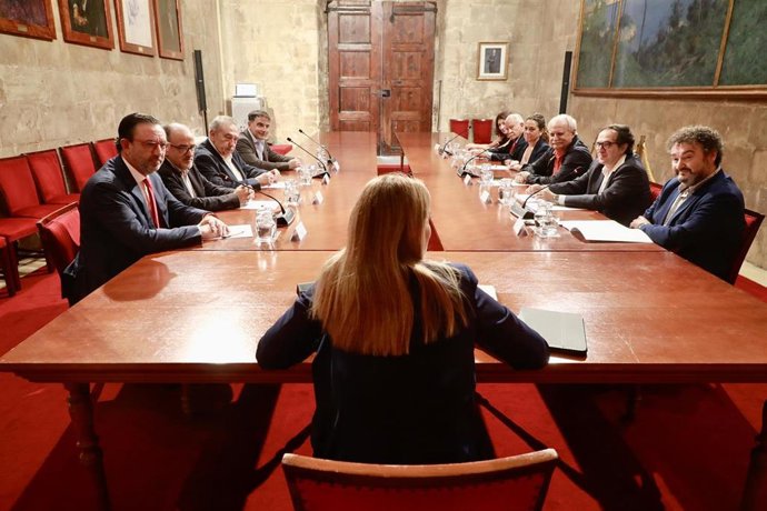 La presidenta del Govern, Marga Prohens, con representantes de Afedeco en el Consolat de Mar.