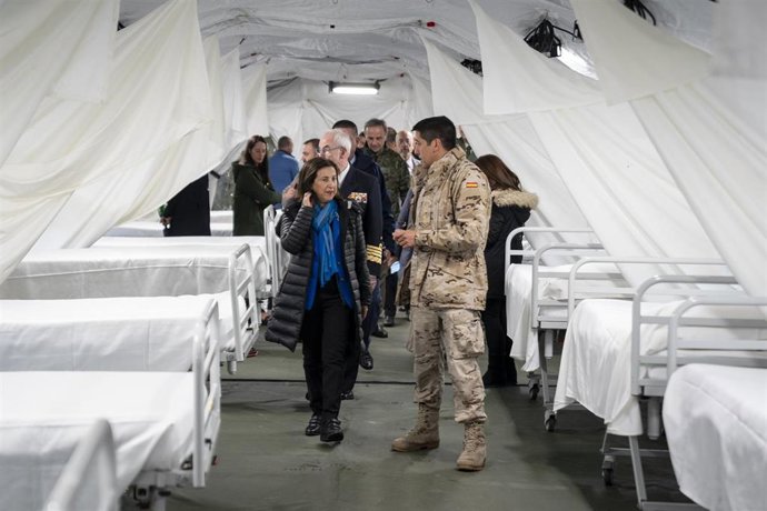 La ministra de Defensa en funciones, Margarita Robles, durante su visita al Role 2 de la Unidad Médica Aérea de Apoyo al Despliegue, en la Base Aérea de Torrejón de Ardoz, a 2 de noviembre de 2023, en Torrejón de Ardoz, Madrid (España).
