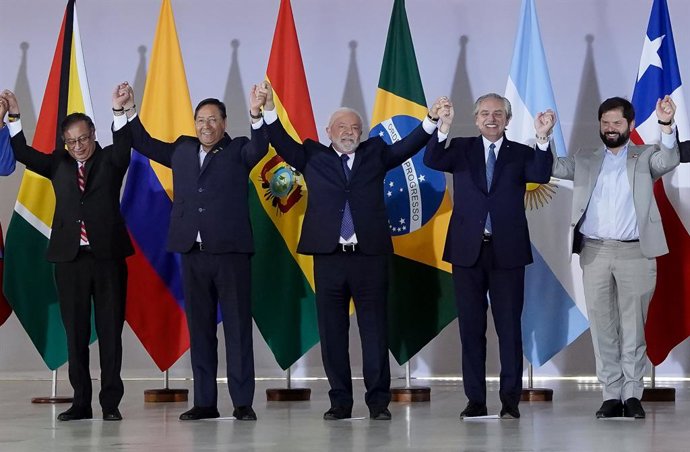 Archivo - FILED - 30 May 2023, Brazil, Brasilia: (L-R) Gustavo Petro, President of Colombia, Luis Arce, President of Bolivia, Luiz Inacio Lula da Silva, President of Brazil, Alberto Fernandez, President of Argentina, and Gabriel Boric, President of Chil