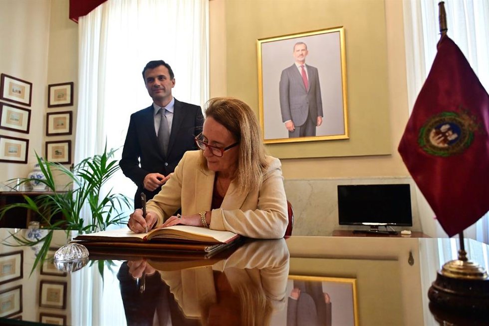 La alcaldesa de Puerto Real, Aurora Salvador, firma en el Libro de Honor del Ayuntamiento de Cádiz, junto a su alcalde Bruno García.