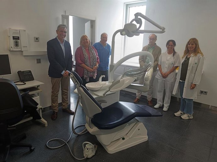 La delegada de Salud y Consumo, Manuela Caro, ha visitado este jueves las nuevas instalaciones del gabinete de Odontología en el centro de salud de Gibraleón.