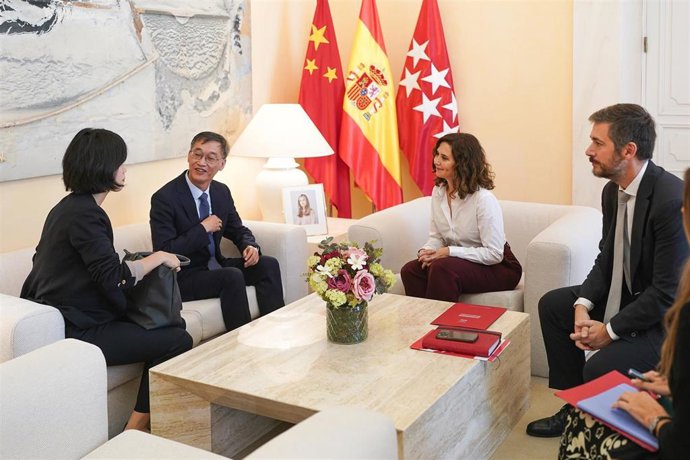 La presidenta de la Comunidad de Madrid, Isabel Díaz Ayuso, ha recibido este jueves en la Real Casa de Correos al embajador de la República Popular China en España, Yao Jing.