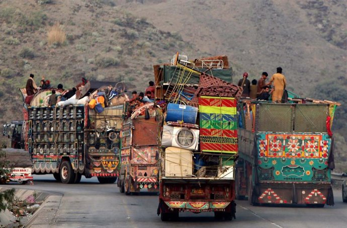 Ciudadanos afganos abandonan Pakistán para volver a Afganistán tras el ultimátum del Gobierno paquistaní. 