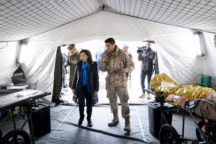 La ministra de Defensa en funciones, Margarita Robles, durante su visita al Role 2 de la Unidad Médica Aérea de Apoyo al Despliegue, en la Base Aérea de Torrejón de Ardoz, a 2 de noviembre de 2023, en Torrejón de Ardoz, Madrid (España).