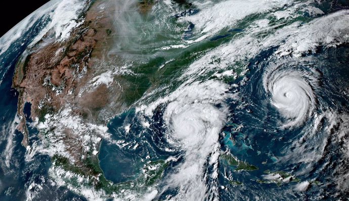 Archivo - La imagén del servicio de satélites geoestacionarios NOAA muestra la tormenta tropical Idalia y el Huracán Franklin el 29 de agosto de 2023, en Miami (Florida), Estados Unidos.