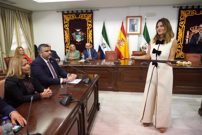 Ana Mata (PP) levanta el bastón de mando al proclamarse nueva alcaldesa de Mijas, en Málaga, tras prosperar la moción de censura. A 2 de noviembre de 2023 en Mijas, Málaga (Andalucía, España). 