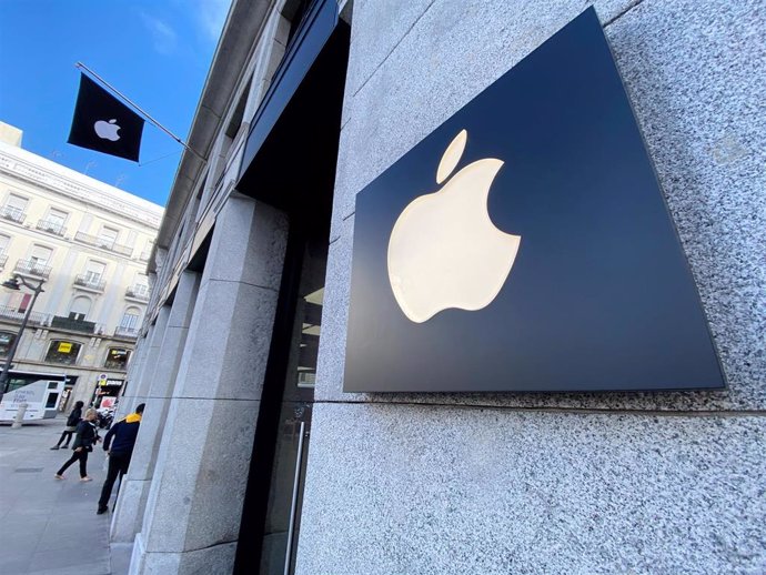 Archivo - Logo de Apple en el edificio de la tienda de Apple en la Puerta del Sol, en Madrid (España)