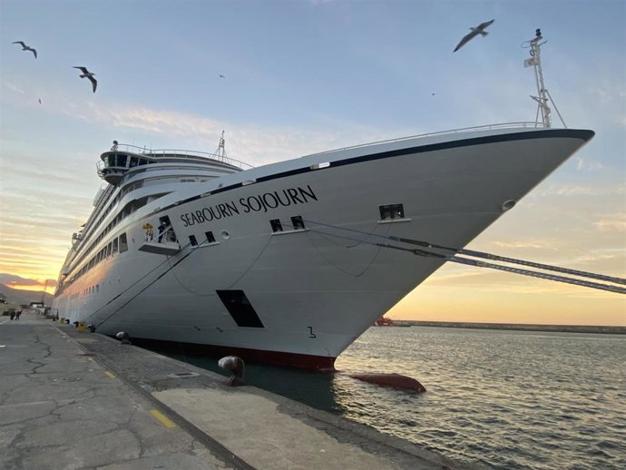 Llega al Puerto de Motril el Seabourn Sojourn.