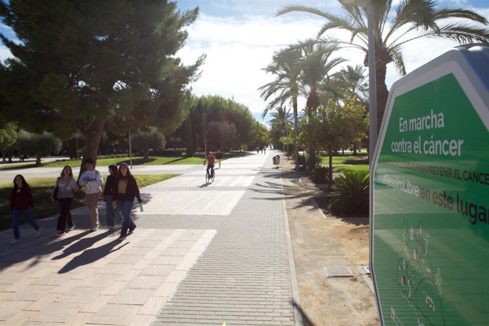 La UA inaugura el primer espacio sin humos del campus para iniciar su colaboración con AECC