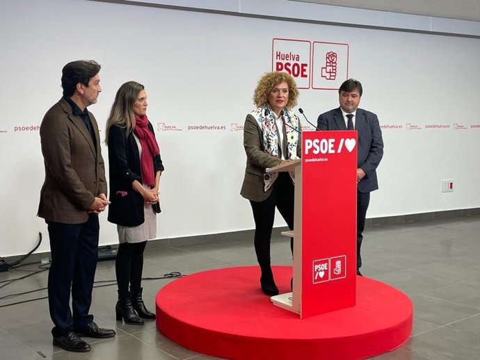 La secretaria general del PSOE de Huelva, María Eugenia Limón, junto a otros miembros de la formación.