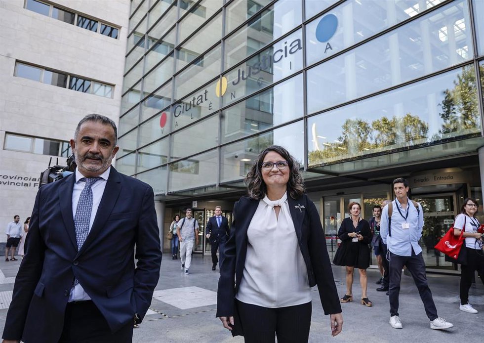 Archivo - La exvicepresidenta, exportavoz y exconsellera de Igualdad y Políticas, Mónica Oltra y su abogado en una imagen de archivo a la salida de la Ciudad de la Justicia de Valncia. 