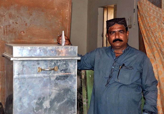 Archivo - Imagen de archivo de un ciudadano paquistaní votando.