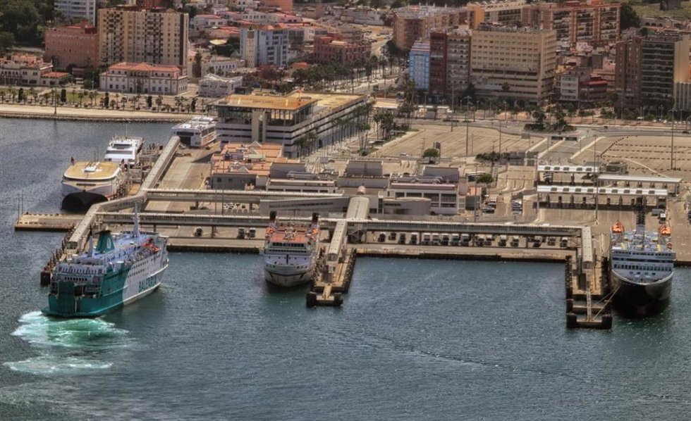 Archivo - Pantalanes de la estación marítima del Puerto de Algeciras (Cádiz)