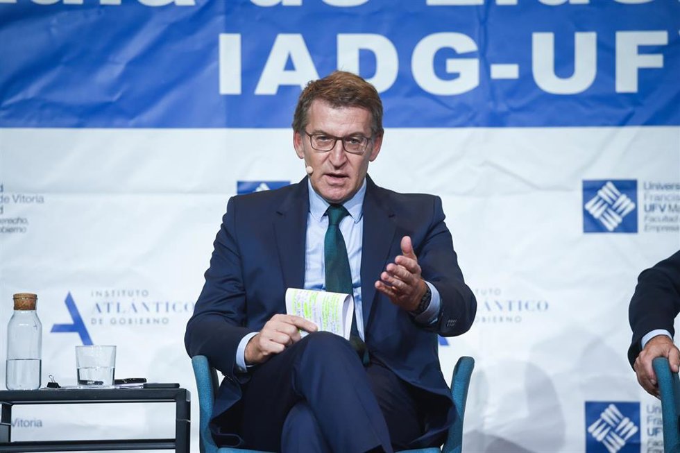 El presidente del Partido Popular, Alberto Núñez Feijóo, durante un coloquio en la inauguración del Máster de Acción Política del Instituto de Estudios Atlánticos y la Universidad Francisco de Vitoria, a 2 de noviembre de 2023, en Pozuelo de Alarcón, Ma