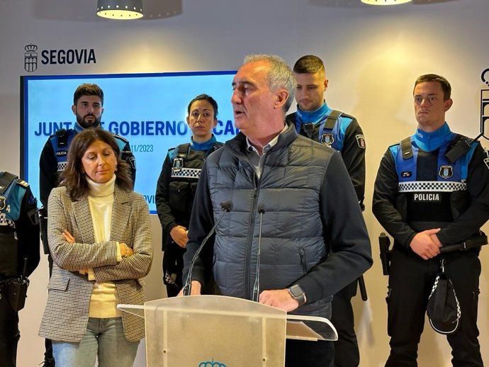 El alcalde de Segovia, José Mazarías, con la concejal Raquel Alonso y agentes de la nueva Policía de Barrio.