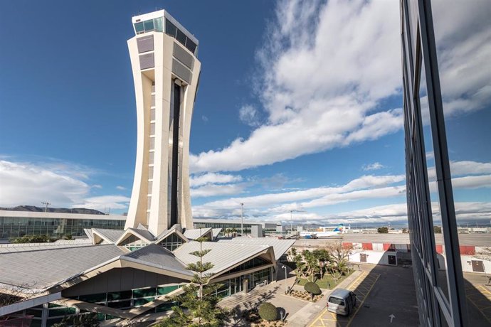 Archivo - Con el procedimiento Midas, Enaire favorece que la aproximación  al Aeropuerto de Málaga-Costa del Sol se sitúe entre las más modernas del mundo.