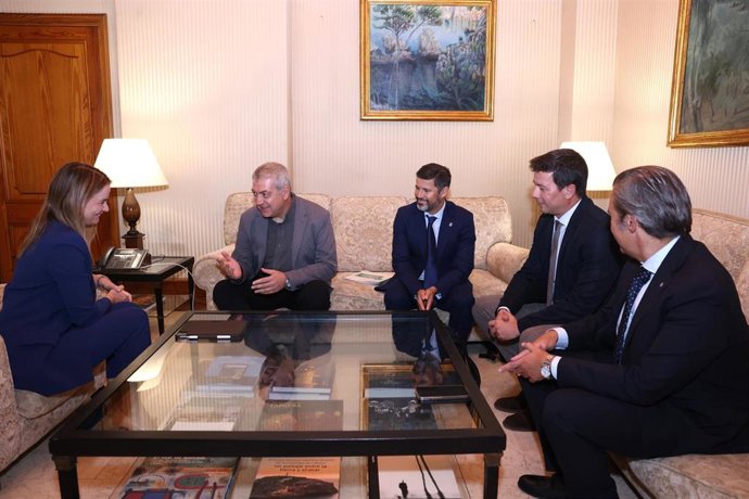 Reunión de la presidenta del Govern, Marga Prohens, el conseller de Educación y Universidades, Antoni Vera, y el secretario general de FSIE, Antoni Sacarés.