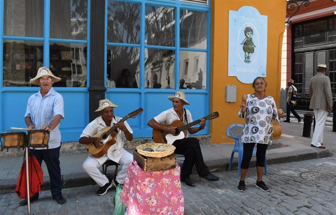 Archivo - Artistas en una calle del casco histórico de La Habana