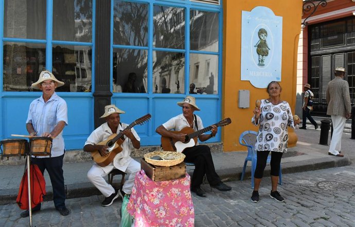 Archivo - HAVANA, May 8, 2023  -- Folk artists perform at the historic center of the city of Havana, Cuba, May 4, 2023. The historic center of Havana was elected a world heritage site by the United Nations Educational, Scientific and Cultural Organizati