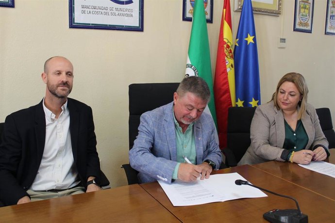 El presidente de la Mancomunidad Axarquía Costa del Sol, Jorge Martín, y el gerente de Atendeservicios Integrado, Pablo García Avilés, firman un convenio de colaboración.