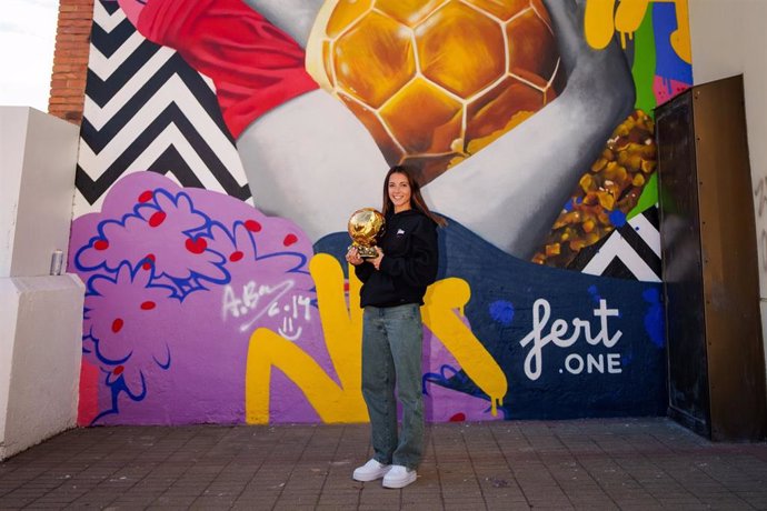La jugadora del FC Barcelona Aitana Bonmatí posa con el Balón de Oro 2023 delante del mural que la homenajea en Sant Pere de Ribes (Barcelona)
