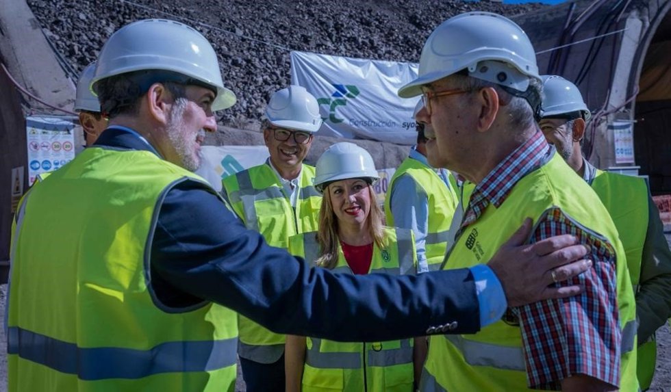 El presidente de Canarias, Fernando Clavijo, ante la mirada de la presidenta del Cabildo de Tenerife, Rosa Dávila, en una visita a las obras del cierre del anillo insular