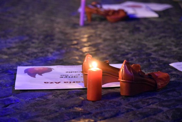 Archivo - Zapatos rojos y una vela durante una concentración en la plaza de San Jaume, a 20 de marzo de 2023, en Barcelona, Catalunya (España). 