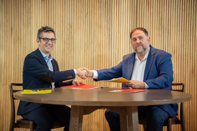 Félix Bolaños y Oriol Junqueras sellan el acuerdo entre el PSOE y ERC para investir a Sánchez.