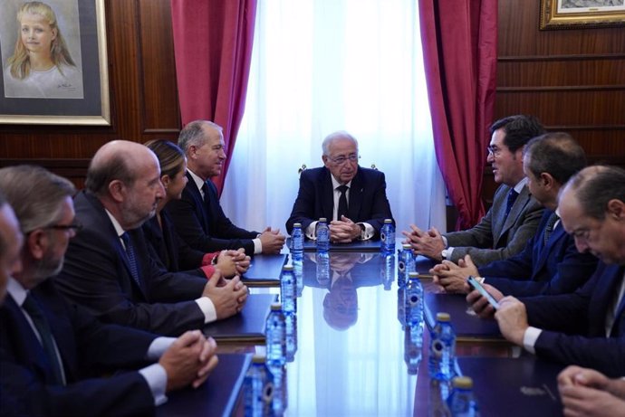 El presidente de la Confederación Organizaciones Empresariales de España (CEOE), Antonio Garamendi, reunido con el Gobierno de Melilla