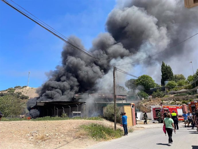 Archivo - Incendio en una nave del barrio de Belén de Cabra (Córdoba), en agosto.