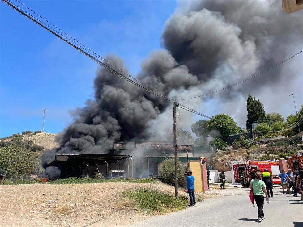 Archivo - Incendio en una nave del barrio de Belén de Cabra (Córdoba), en agosto.