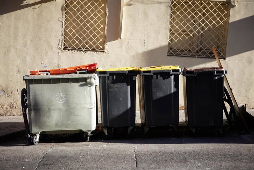 Archivo - Varios contenedores llenos de bolsas de basura.