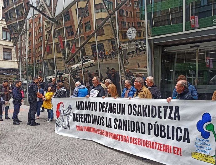La coordinadora de plataformas ciudadanas en defensa de la sanidad pública se concentra ante la sede del Departamento de Salud en Bilbao.