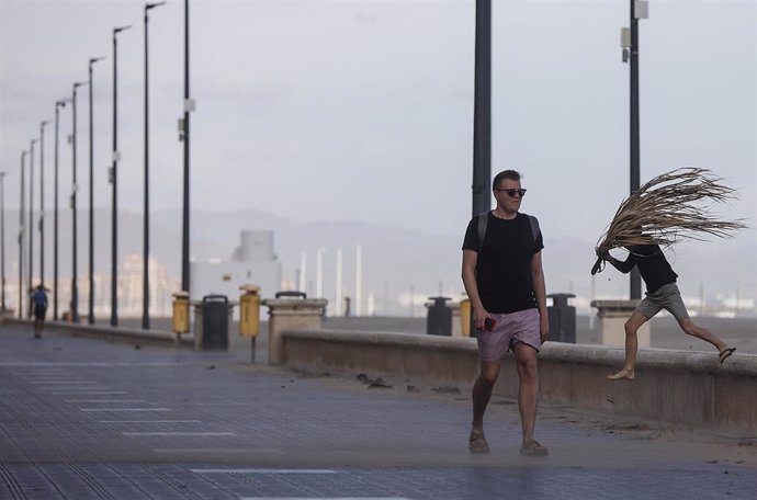 Un hombre anda por el paseo de la playa de la Malvarrosa con fuertes rachas de viento, a 2 de noviembre de 2023, en Valncia. 