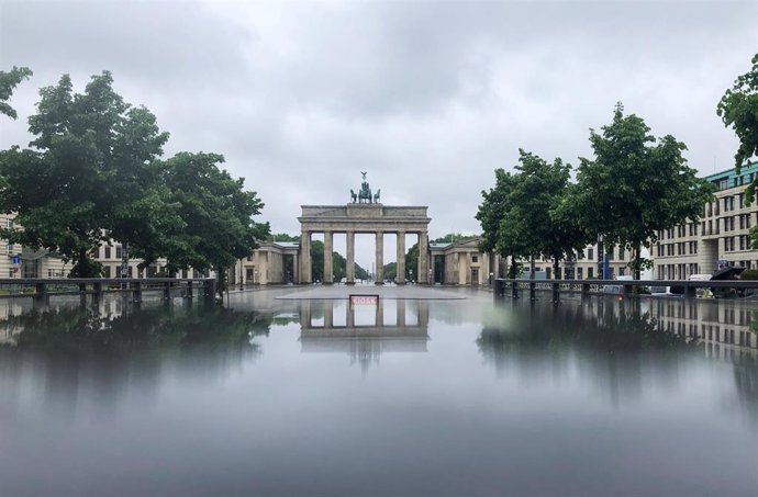Archivo - La Puerta de Brandeburgo en un día lluvioso de primavera.