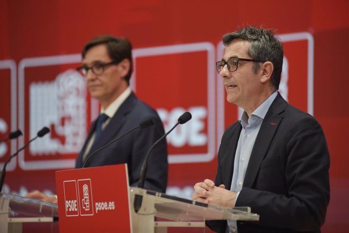 El primer secretario del PSC, Salvador Illa (i), y el ministro de la Presidencia, Félix Bolaños (d), comparecen durante una rueda de prensa tras el acuerdo con ERC para la investidura de Pedro Sánchez