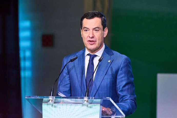 El presidente de la Junta de Andalucía, Juanma Moreno, interviene durante la XI Asamblea General de la Federación Andaluza de Municipios y Provincias (FAMP). (Foto de archivo).