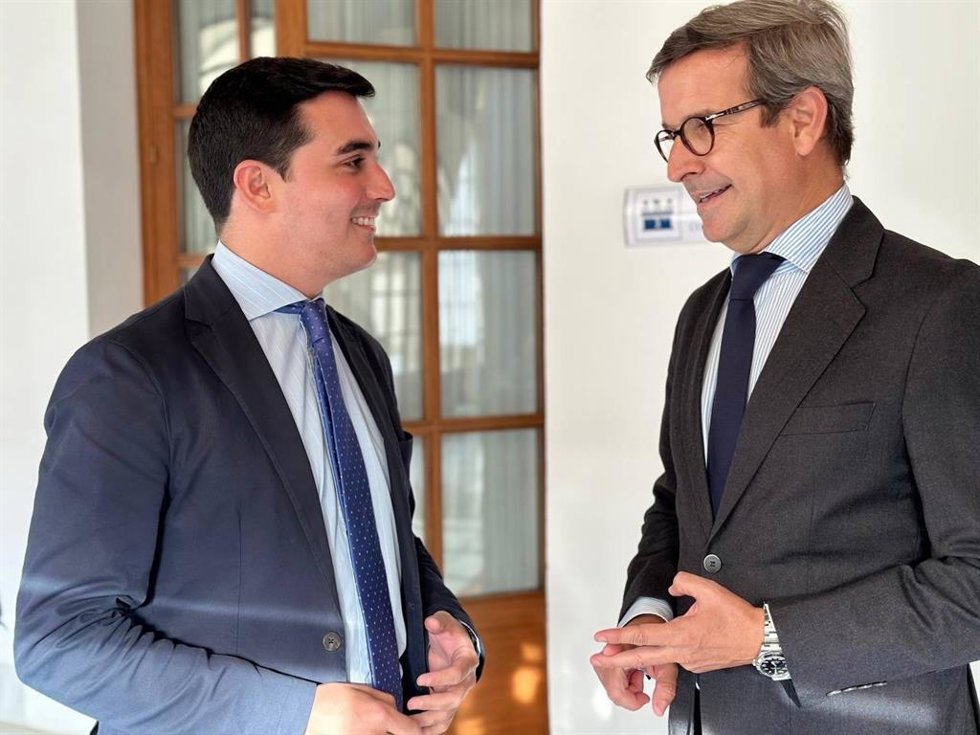El diputado autonómico del PP de Córdoba y vocal de la comisión de Industria, Energía y Minas del Parlamento andaluz, José Carlos García (izda.), y el consejero de Industria, Energía y Minas, Jorge Paradela.