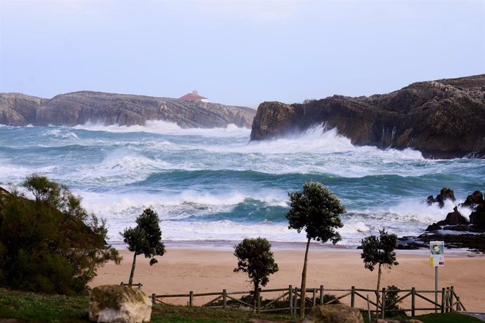 Olas rompiendo en Cantabria, donde están activados los avisos por viento y costeros.