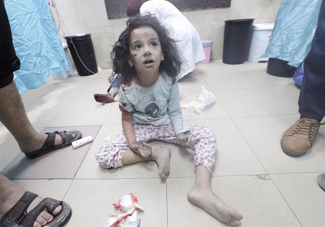 Una niña es atendida en un hospital de Gaza tras los ataques de Israel.