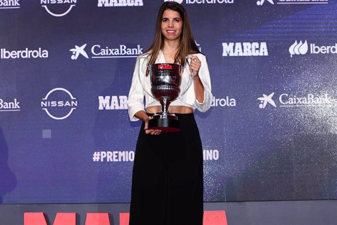 Alba Redondo, con su Premio Pichichi de la Liga F 2022/23.