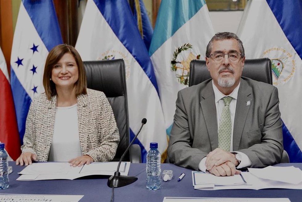 Archivo - La vicepresidenta electa de Guatemala, Karin Herrera, y el presidente electo, Bernardo Arévalo