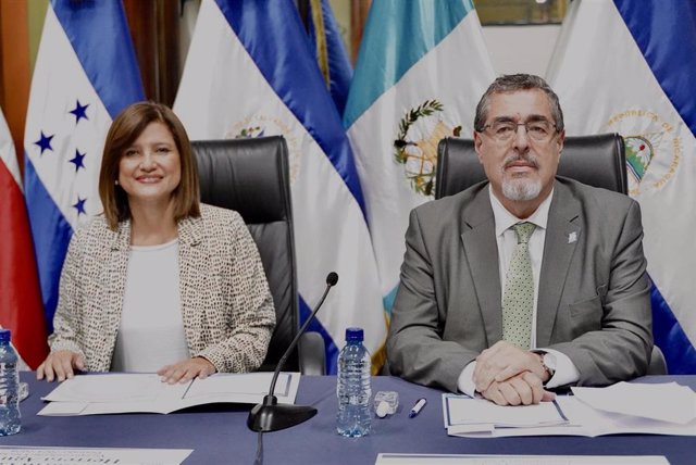 Archivo - La vicepresidenta electa de Guatemala, Karin Herrera, y el presidente electo, Bernardo Arévalo