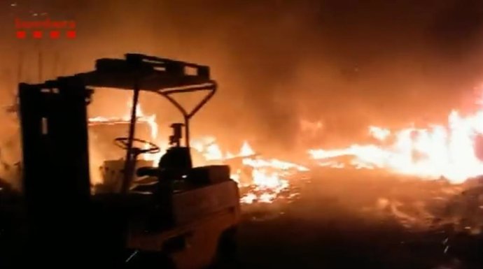 Els Bombers de la Generalitat evacuen a una trentena de persones per un incendi en un assentament de barraques a Montcada i Reixac