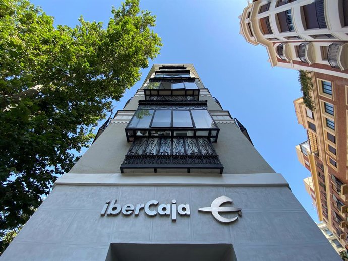 Archivo - Oficina de Ibercaja, en Madrid (España). 
